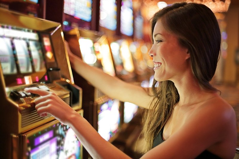 woman-playing-slots.jpeg